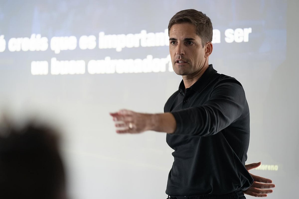 বেশি বেশি এআই ব্যবহার করায় চাকরি হারালেন স্প্যানিশ কোচ