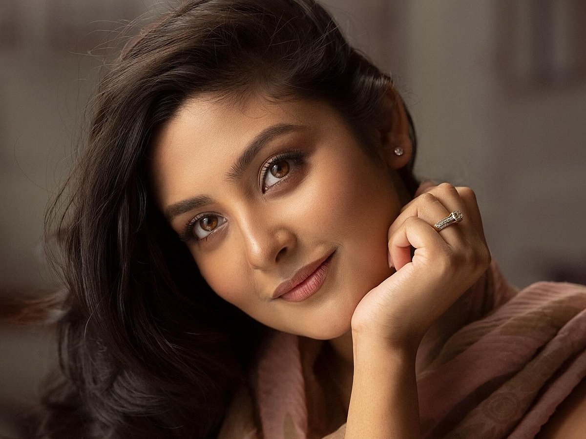 খানিকটা অগোছালো, তবে ঝলমলে...