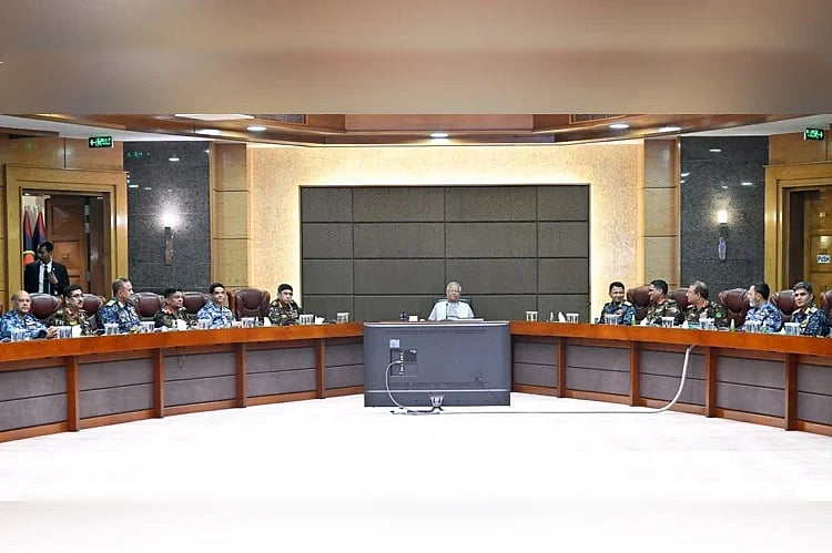 অবাধ, সুষ্ঠু ও গ্রহণযোগ্য নির্বাচন নিশ্চিত করতে সশস্ত্র বাহিনীকে সর্বোচ্চ সতর্কতার নির্দেশ প্রধান উপদেষ্টার