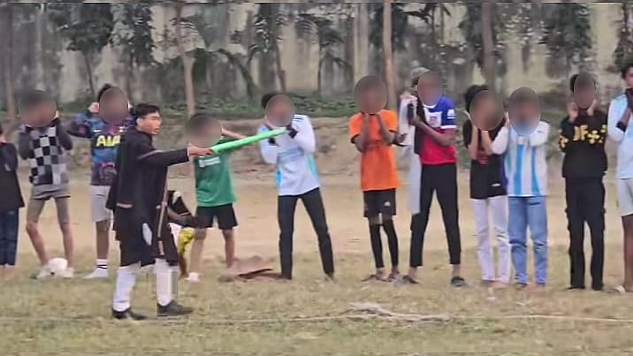 কিশোর ও তরুণদের কান ধরিয়ে ওঠবস করাচ্ছেন ঢাকা বিশ্ববিদ্যালয়ের কেন্দ্রীয় ছাত্র সংসদের সদস্য সর্বমিত্র চাকমা