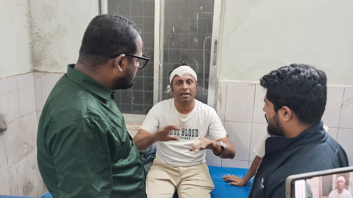 নরসিংদীতে চাঁদাবাজির প্রতিবাদ করায় সাংবাদিকদের ওপর হামলা, আহত ১২, আটক ২