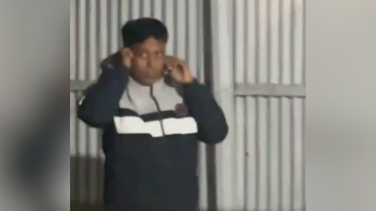 ঘুষ নিয়ে বাসচালককে ছেড়ে দেওয়ার অভিযোগে পুলিশকে কান ধরালেন জনতা