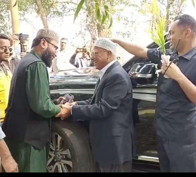 জনসংযোগের সময় জামায়াতের প্রার্থীকে ভাই বলে জড়িয়ে ধরলেন বিএনপির প্রার্থী মিন্টু