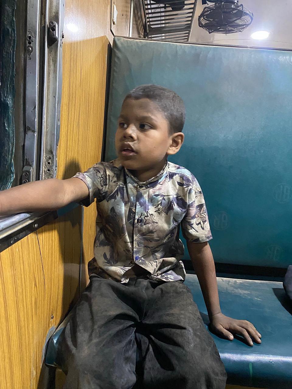 ‘সারা দিন রাস্তায় রাস্তায় ঘুরি, ছেলেটাকে খুঁজি, কোথাও পাই না’