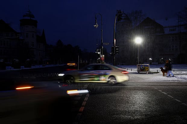 বার্লিনের বিদ্যুৎ গ্রিডে আগুন দেওয়ায় জড়িতদের তথ্য দিলে ১০ লাখ ইউরো পুরস্কার