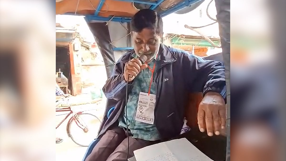 এবার মাইকে উর্দু ভাষায় ভোট চাওয়া হলো, শোনানো হলো উর্দু গান