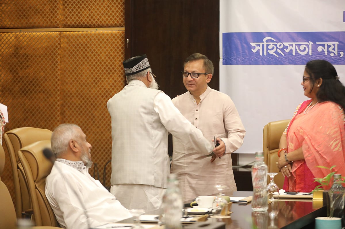 প্রতিদ্বন্দ্বিতা ভুলে কোলাকুলি, ‘সম্প্রীতির সিলেট’ গড়ার অঙ্গীকার প্রার্থীদের