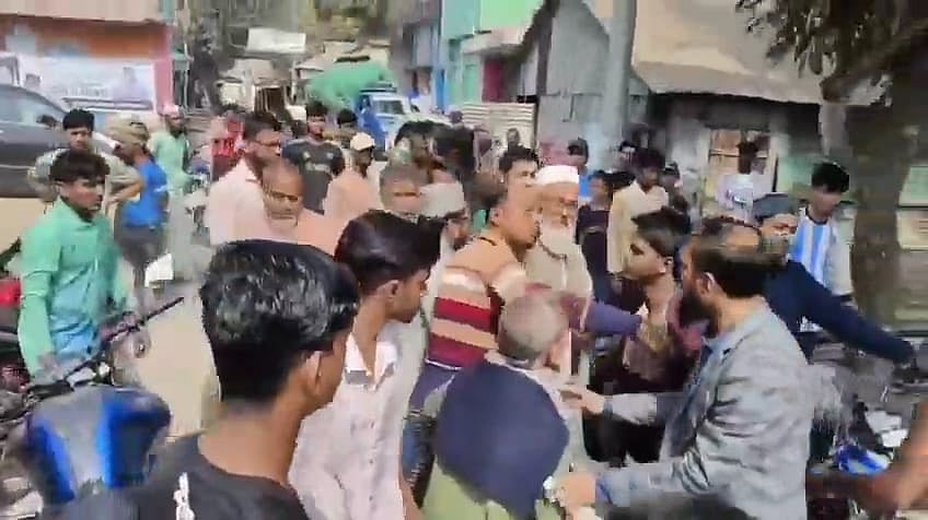 আড়াইহাজারে জামায়াতের নারী কর্মীদের বাধা দেওয়ার অভিযোগ, প্রতিবাদে বিক্ষোভ