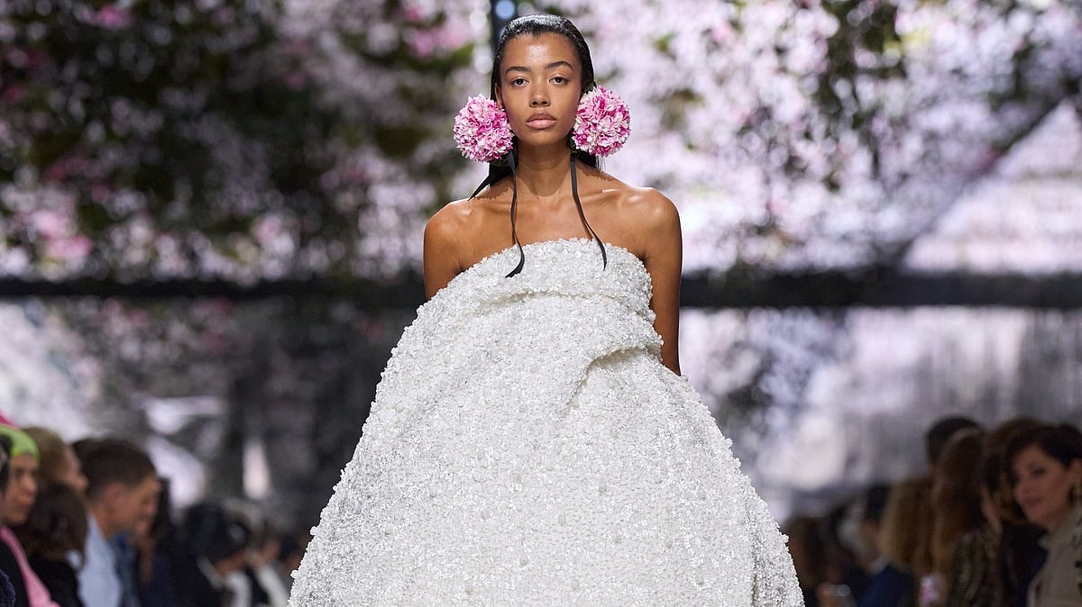 ফ্যাশনের রাজধানীকে যে জাদুতে মুগ্ধ করলেন ডিওরের প্রধান ডিজাইনার