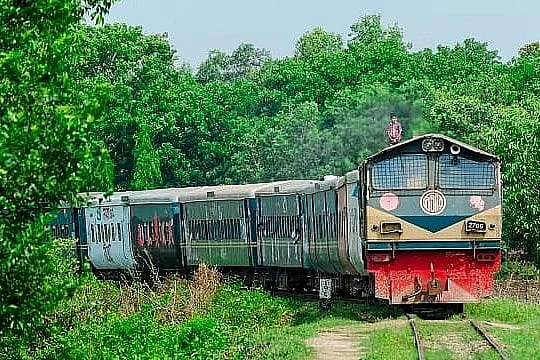 চট্টগ্রাম বিশ্ববিদ্যালয়ের শাটল ট্রেনে পাথর নিক্ষেপে ছাত্রী রক্তাক্ত
