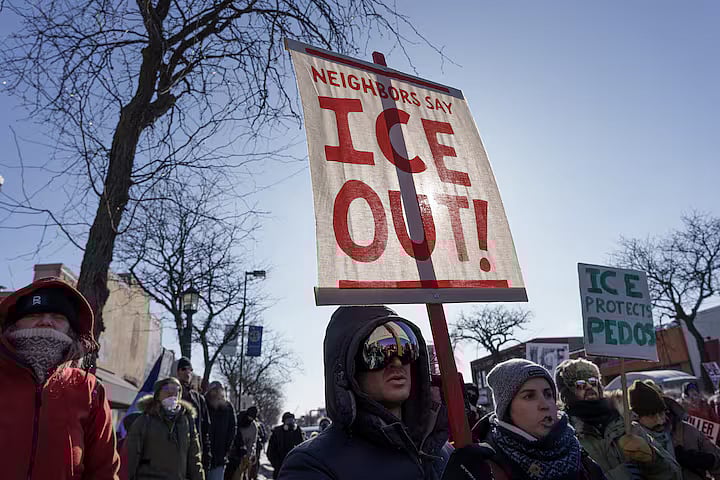 আইসিই বিতর্কে মিনেসোটায় গভর্নর নির্বাচনে দলীয় প্রাইমারি থেকে সরে দাঁড়ালেন রিপাবলিকান নেতা