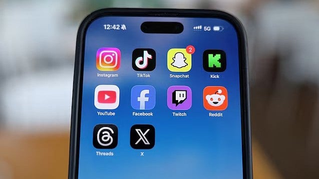 কিশোর–কিশোরীদের মানসিক স্বাস্থ্যের ক্ষতির অভিযোগে কাঠগড়ায় মেটা, টিকটক ও ইউটিউব