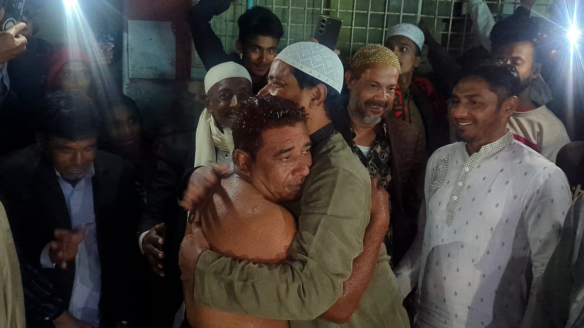 দুধ দিয়ে গোসল করে জামায়াতে যোগদান মৎস্যজীবী দলের নেতার