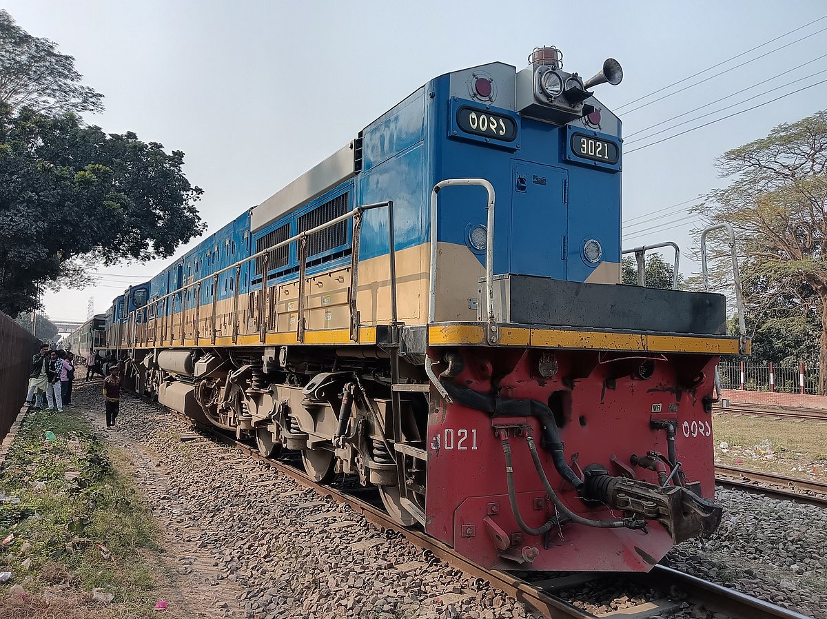 ৯ ঘণ্টা পর ট্রেন চলাচল শুরুর ২০ মিনিটের মধ্যে আবার বন্ধ