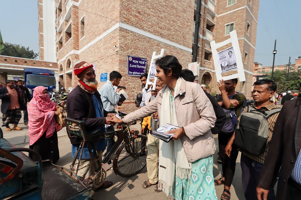 ভোটের মাঠ চষে বেড়াচ্ছেন প্রার্থীরা