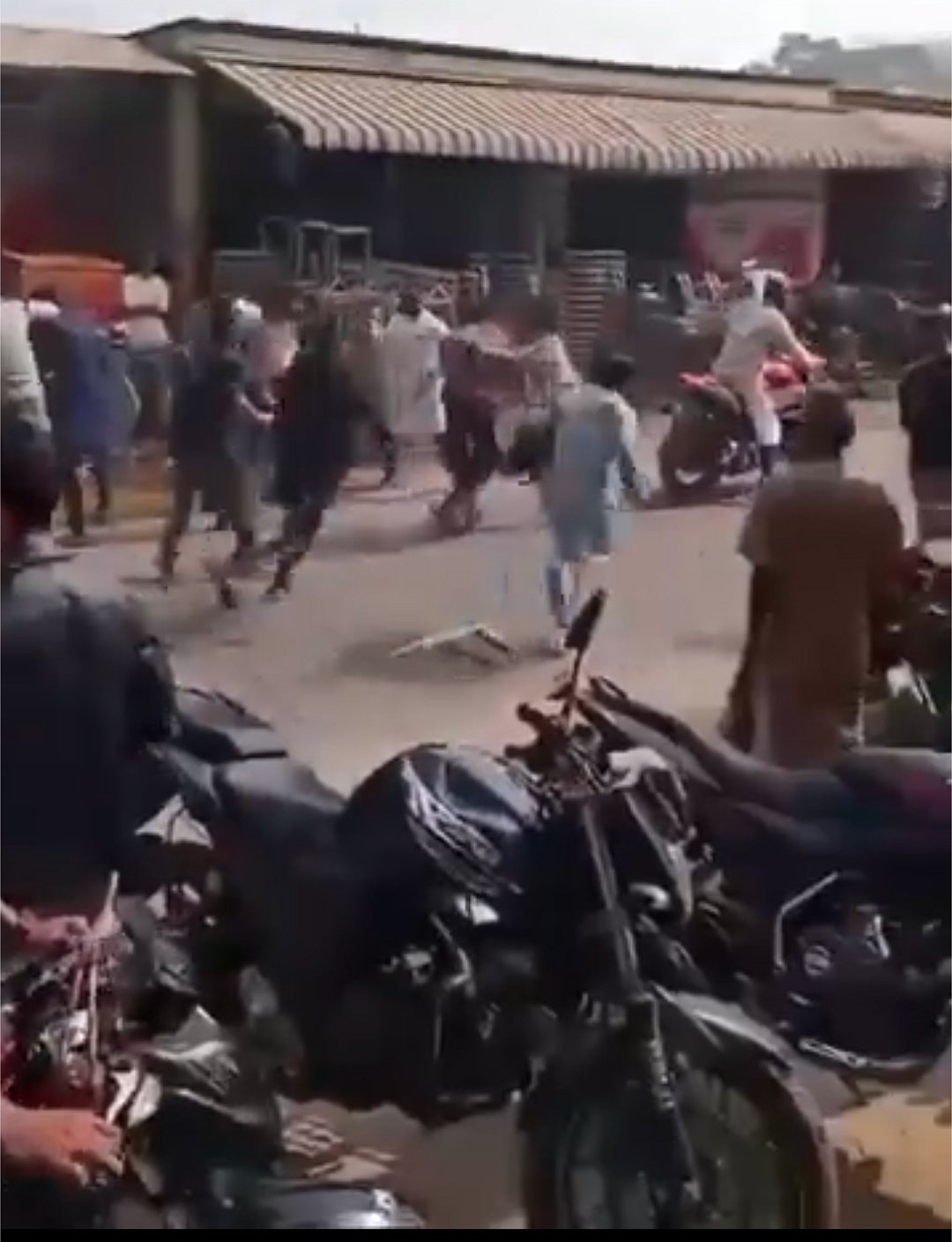 শরীয়তপুরে ফেসবুকে পোস্ট দেওয়াকে কেন্দ্র করে বিএনপি-জামায়াতের সংঘর্ষ, আহত ১২