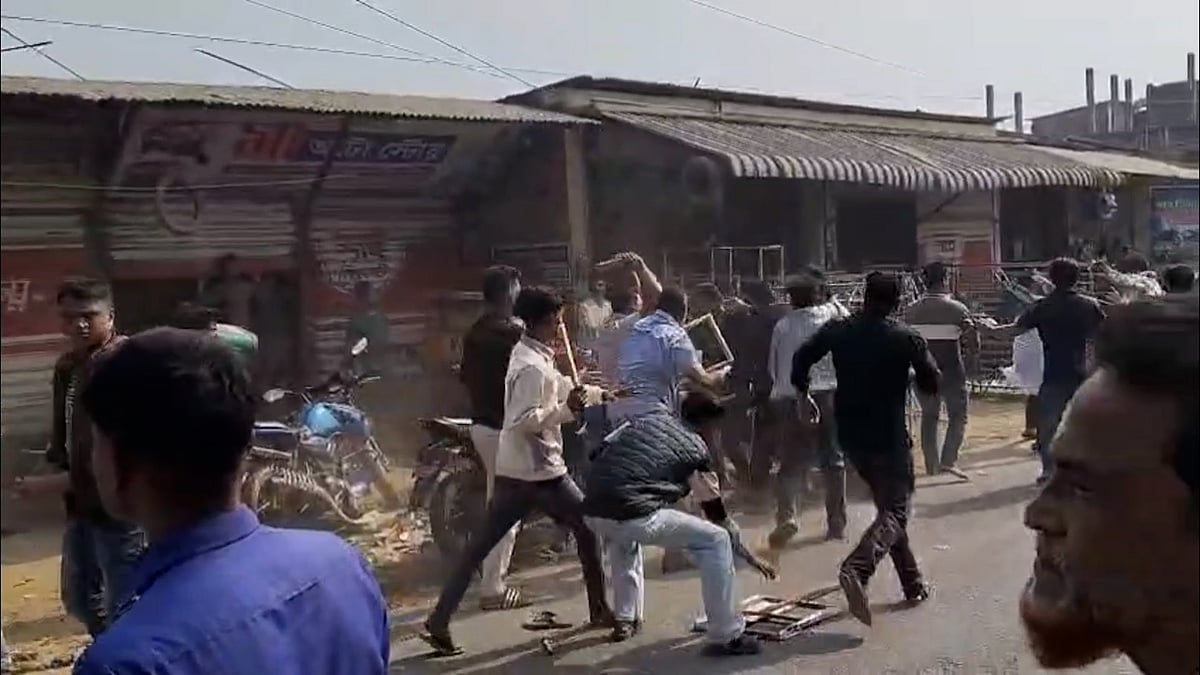 ‘না’ ভোট প্রচারের গুজবকে কেন্দ্র করে বিএনপি-জামায়াত সংঘর্ষে আহত ১২