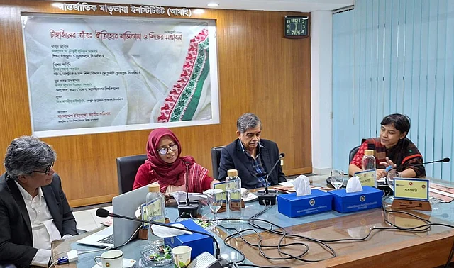 বাঁ থেকে: মূল প্রবন্ধ উপস্থাপক মাসউদ ইমরান, বিশেষ অতিথি মাধ্যমিক ও উচ্চ শিক্ষা বিভাগের সচিব এবং বিএনসিইউ’র সেক্রেটারি জেনারেল রেহানা পারভীন, বিএনসিইউর চেয়ারম্যান ও শিক্ষা উপদেষ্টা অধ্যাপক ড. সি আর আবরার ও বিএনসিইউর ডেপুটি সেক্রেটারি জেনারেল সাবভীনা মনীর চিঠি