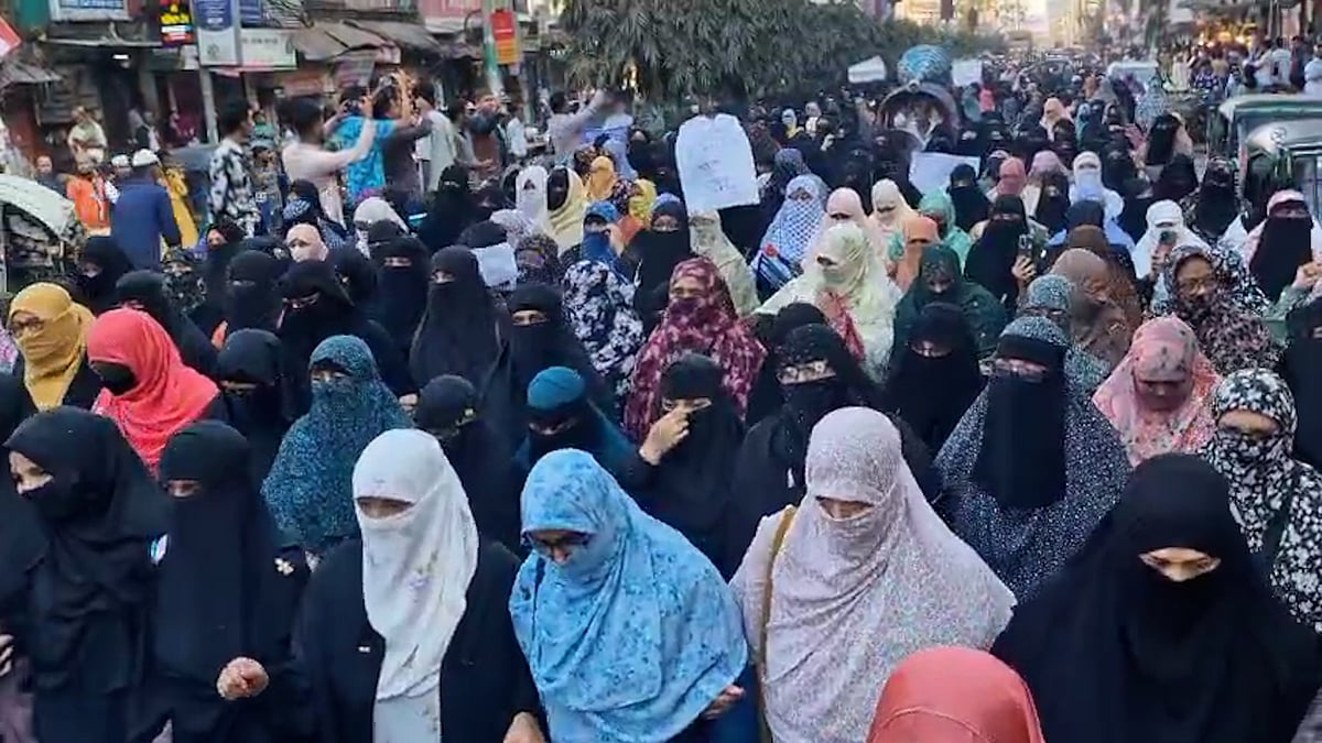 নারী কর্মীদের ওপর হামলার প্রতিবাদে মহিলা জামায়াতের বিক্ষোভ মিছিল