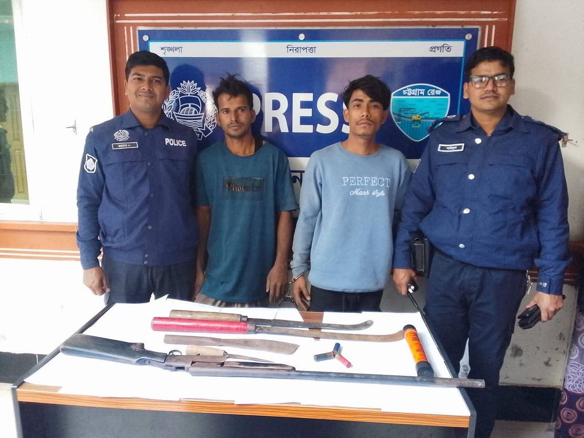 খড়ের গাদায় লুকানো ছিল বন্দুক