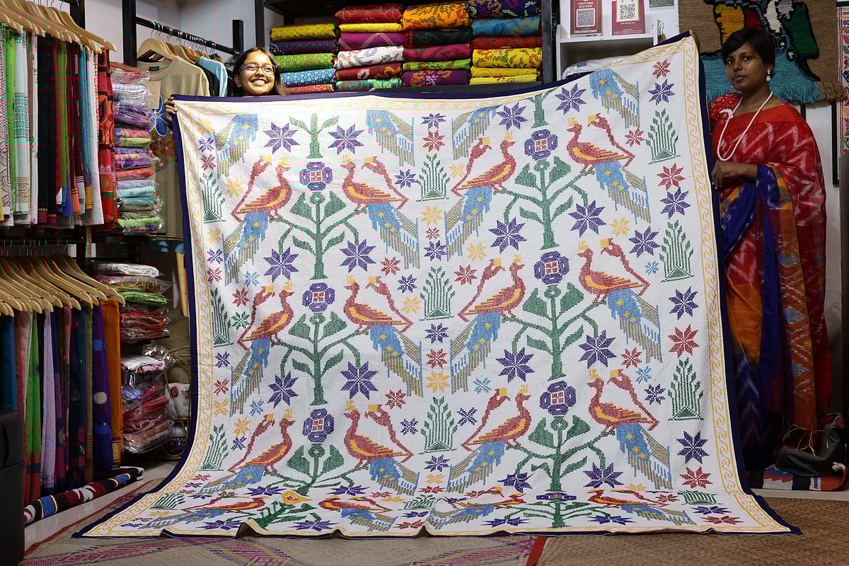জেনে নিন ঢাকার কোথায় পাবেন নকশিকাঁথার নানা পণ্য
