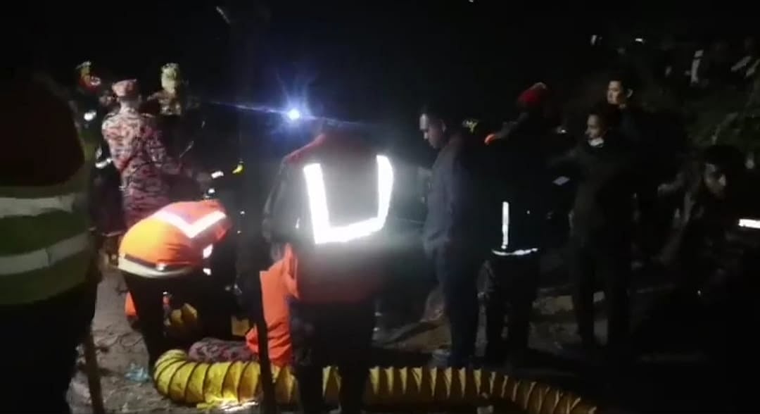 গভীর নলকূপের গর্তে পড়ে যাওয়া শিশুটিকে চার ঘণ্টা পর মৃত অবস্থায় উদ্ধার