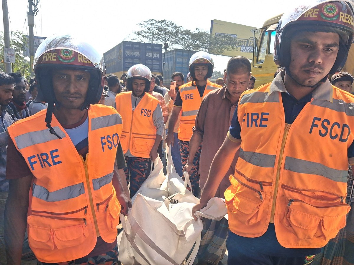 হাত ধরাধরি করে মাদ্রাসায় যাওয়া তিন বোনকে চাপা দিল ট্রাক