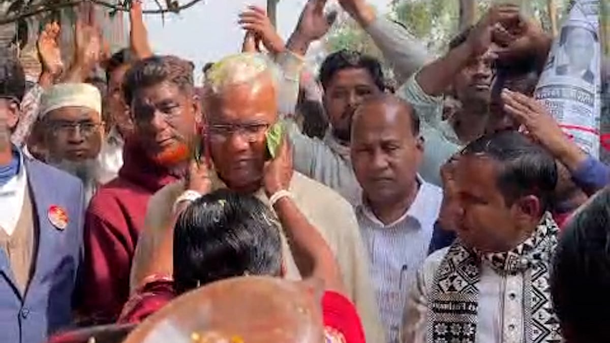 দিনাজপুরে ঐতিহ্যগত রীতিতে নির্বাচনের প্রার্থীকে বরণ করলেন ক্ষুদ্র জাতিগোষ্ঠীর মানুষ