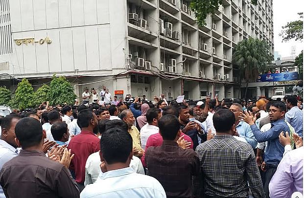 এই সিদ্ধান্তগুলো কি পরের সরকারকে চাপে ফেলার আগাম প্রস্তুতি