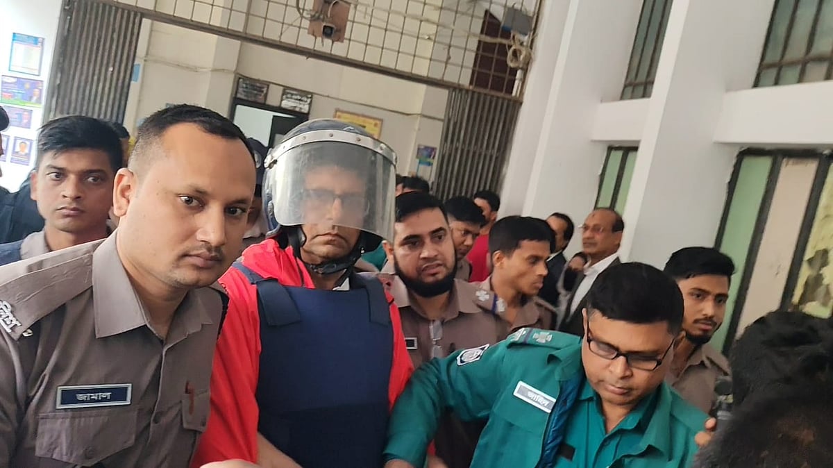 কাঠগড়ায় বিষণ্ন আনিস আলমগীর, ক্ষোভ জানালেন সাংবাদিকদের নিয়ে