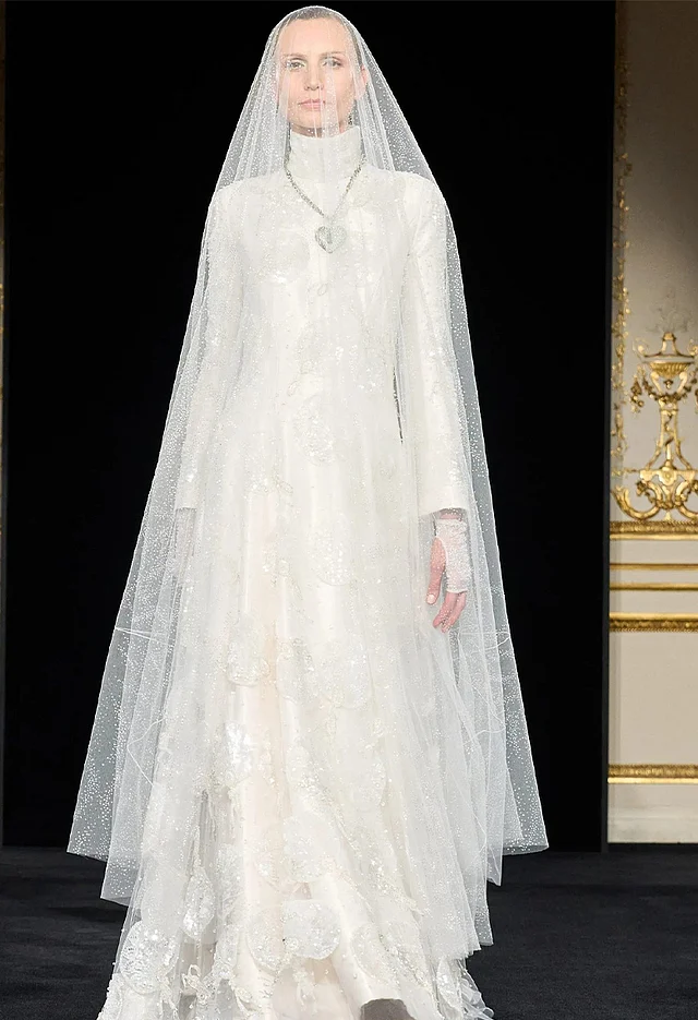 রাজকীয় বিয়ের গাউনটি নাকি জর্জিও আর্মানি নিজেই ডিজাইন করেছিলেন