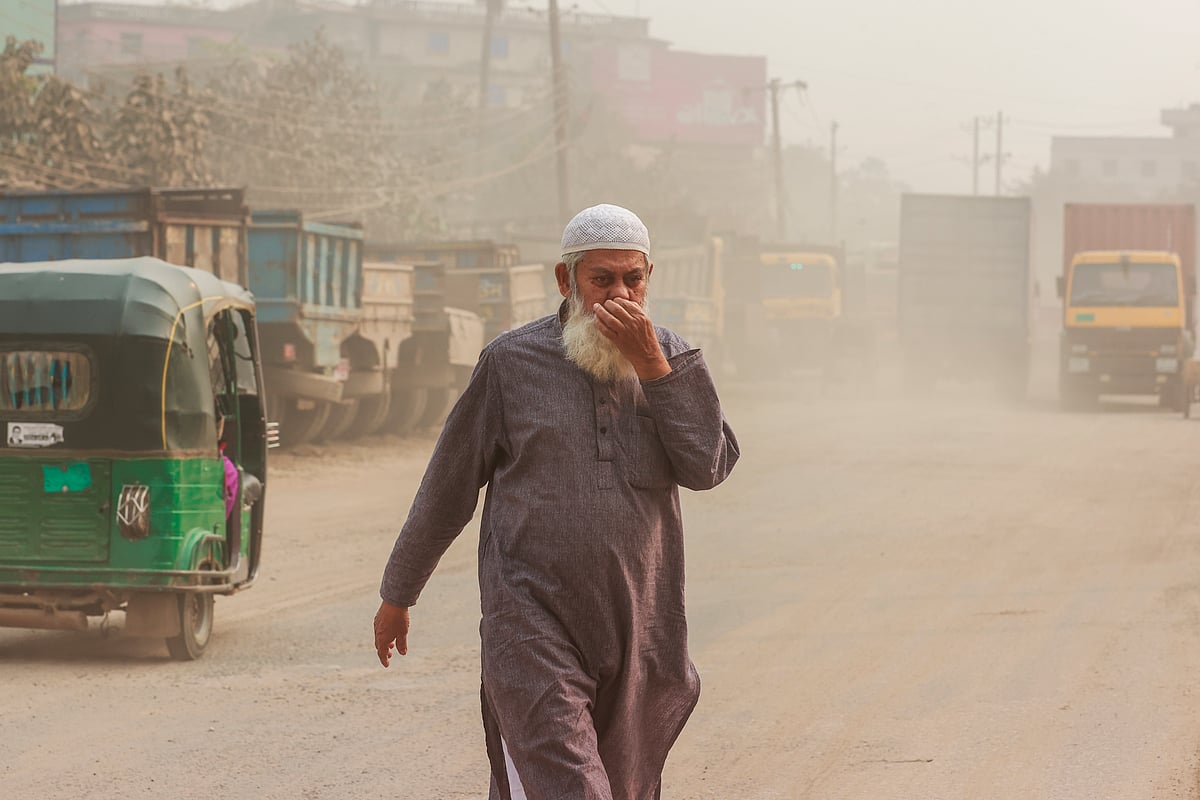 ধুলায় ধূসর ঢাকা