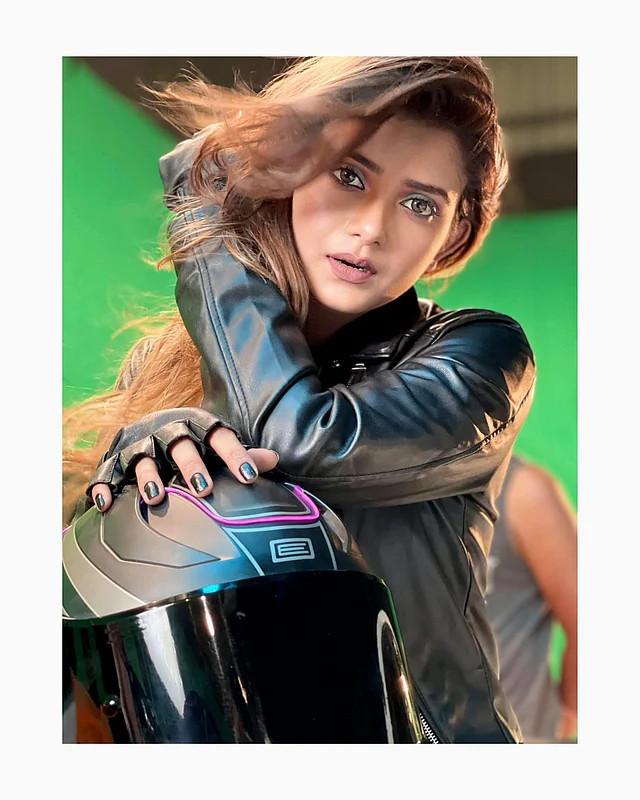 এখানে বাইকারগার্ল লুকে দেখা যাচ্ছে ওজি গ্ল্যামারগার্ল অভিনেত্রী তানজিন তিশাকে