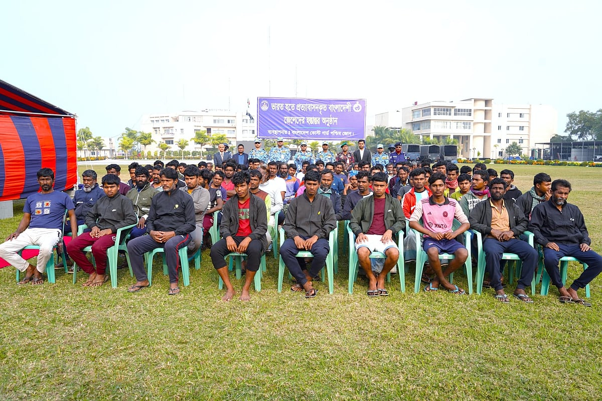 বঙ্গোপসাগরে বন্দিবিনিময়: ভারত থেকে ফিরলেন ১২৮ বাংলাদেশি জেলে