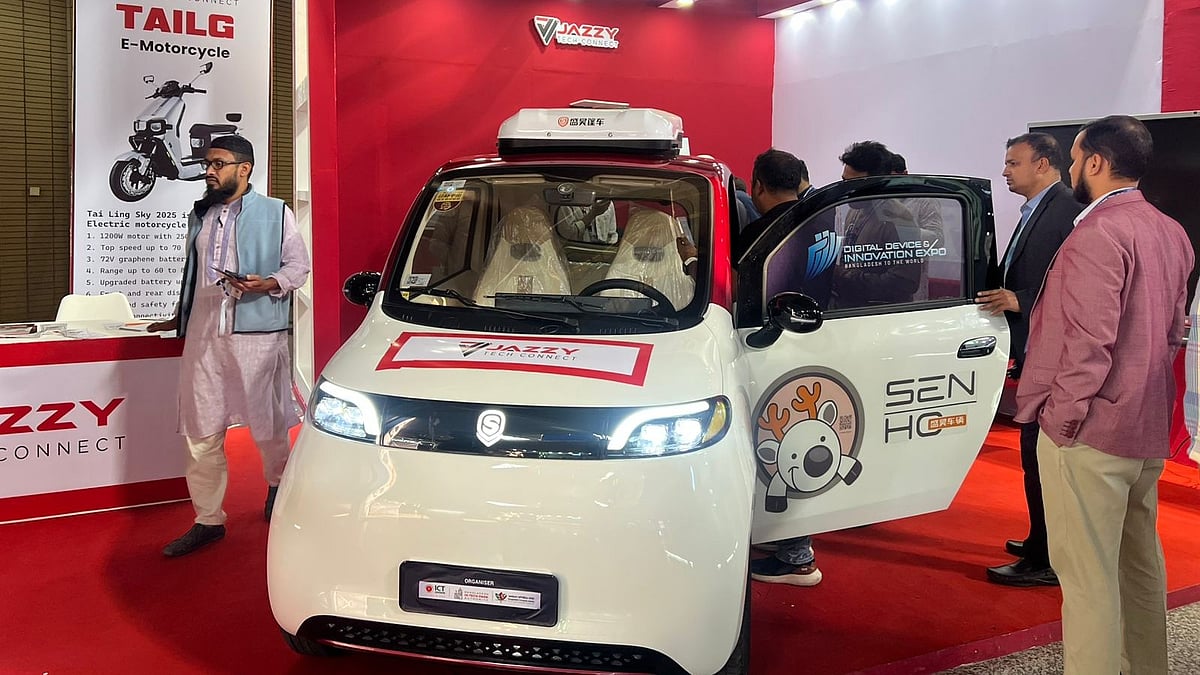 ঢাকার প্রদর্শনীতে নজর কেড়েছে ৫ লাখ টাকার বৈদ্যুতিক গাড়ি