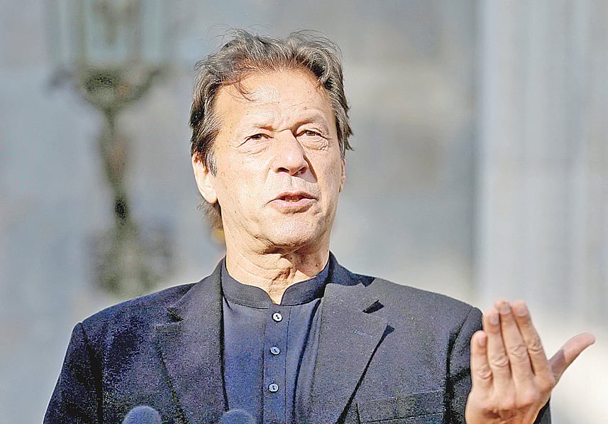 ইমরানের চোখে অস্ত্রোপচার, তথ্য লুকানোর অভিযোগ