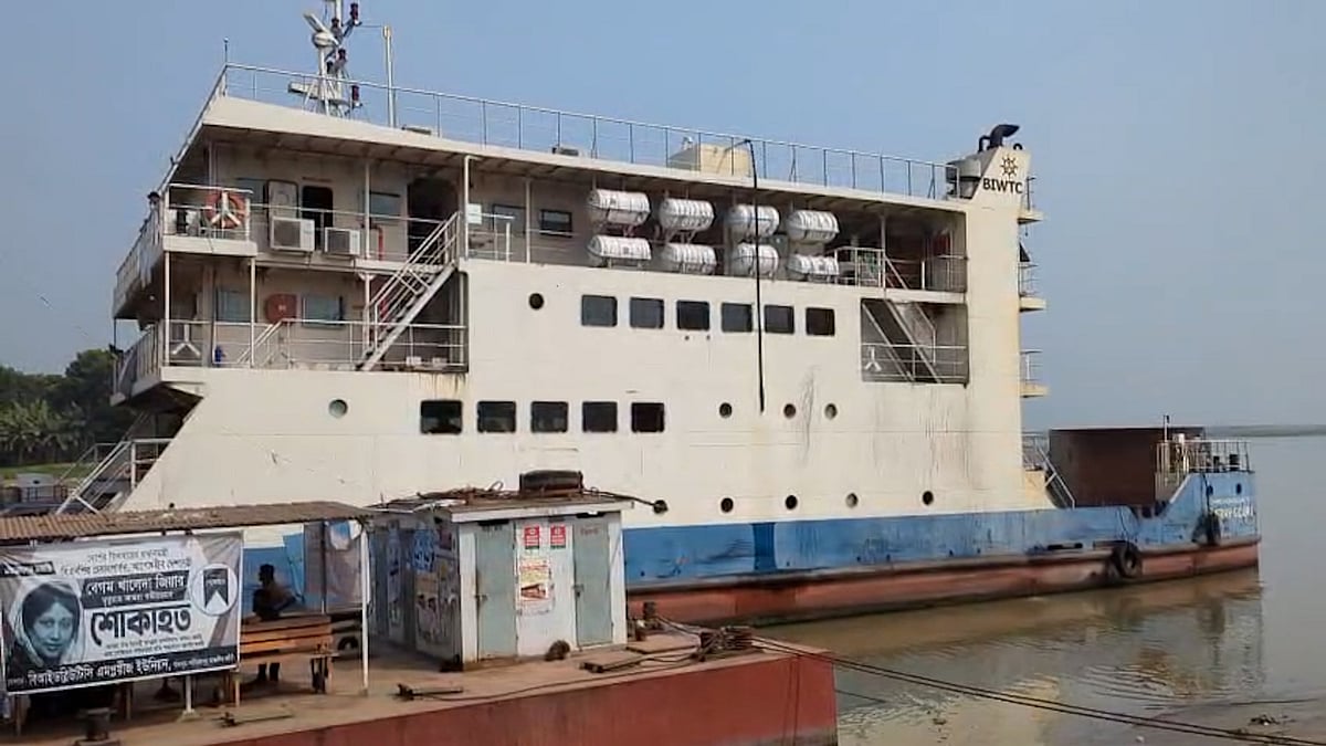 শরীয়তপুর- চাঁদপুর নৌপথে দুটি ফেরি বিকল, দুর্ভোগে পড়েছেন যাত্রীরা