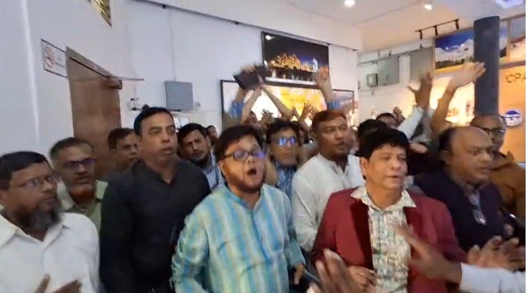 ব্যবস্থা নিচ্ছে বন্দর, তীব্র আন্দোলনের হুঁশিয়ারি বিক্ষোভকারীদের