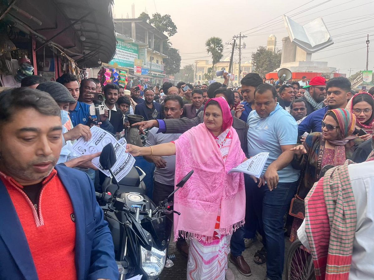 মাদারীপুর-১ আসনে বিএনপির প্রার্থী নাদিরা আক্তার নির্বাচনী প্রচারের অংশ হিসেবে প্রচার মিছিলের ফাঁকে ফাঁকে ভোটারদের কাছে প্রচারপত্র বিতরণ করছেন। গতকাল বিকেল সাড়ে চারটার দিকে শিবচর উপজেলার কলেজ মোড়ে