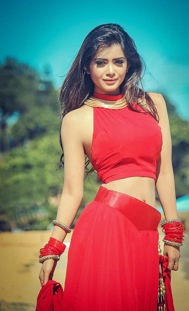 লাল হলটারনেক টপ ও ম্যাচিং স্কার্টে দেখা যাচ্ছে তাঁকে