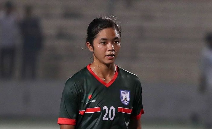 ঠোঁটে আঘাত, প্লাস্টিক সার্জারি,  ফুটবলার থেকে ফুটসালেও চ্যাম্পিয়ন সুমাইয়া