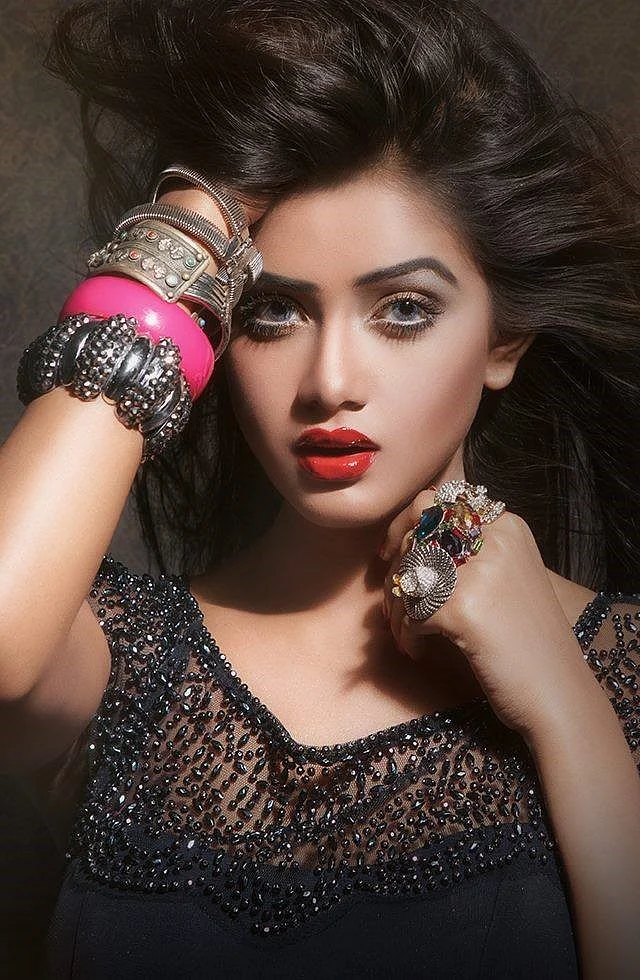 কালো ড্রেসের গ্ল্যাম লুকে বাড়তি আকর্ষণ যোগ করেছে নীল লেন্স