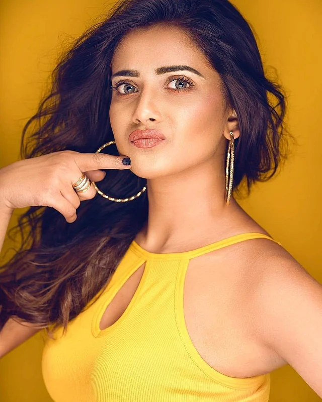 হলুদ হলটারনেকে আবেদনময় লুক। সঙ্গে প্রিয় হুপ দুল 