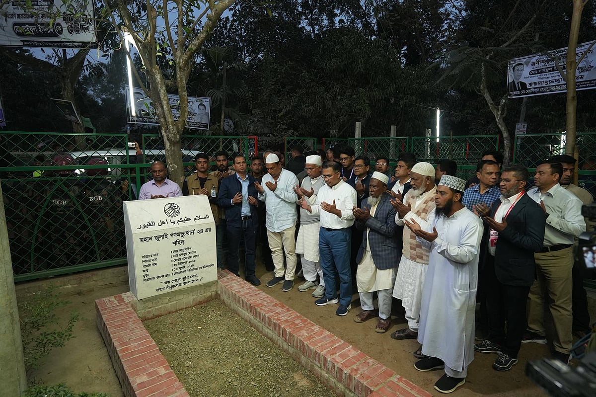 আবু সাঈদের কবর জিয়ারত করলেন তারেক রহমান, খোঁজ নিলেন পরিবারের