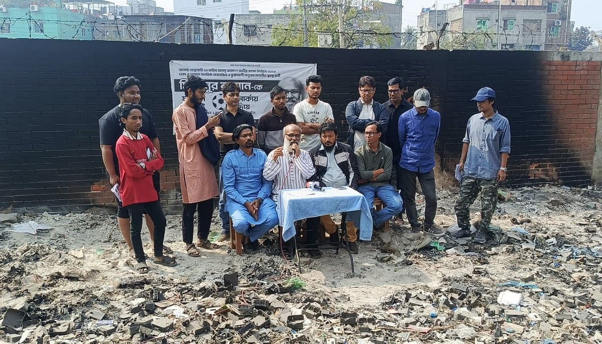 ময়লার ভাগাড়ের পাশে বসে ইশতেহার দিলেন ঢাকা-৪–এর প্রার্থী মিজানুর রহমান