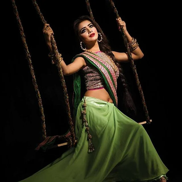 সবুজ লেহেঙ্গায় দোলনায় দোল খাচ্ছেন এই অভিনেত্রী বড় হুপ দুল আর চুড়ি পরে