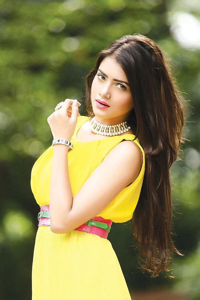 হলুদ ড্রেসের লুকে বোহো আমেজ