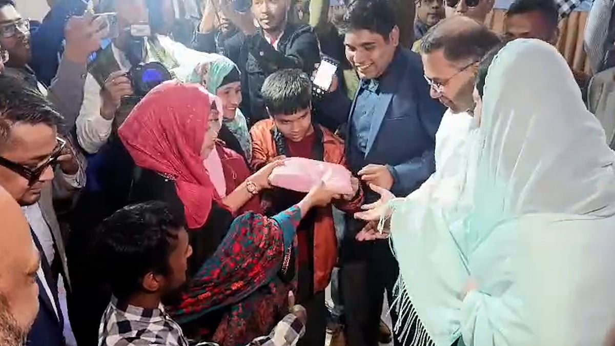 তারেক রহমানকে নিজেদের তৈরি হস্তশিল্প পণ্য উপহার দিল বিশেষ চাহিদাসম্পন্ন শিশুরা