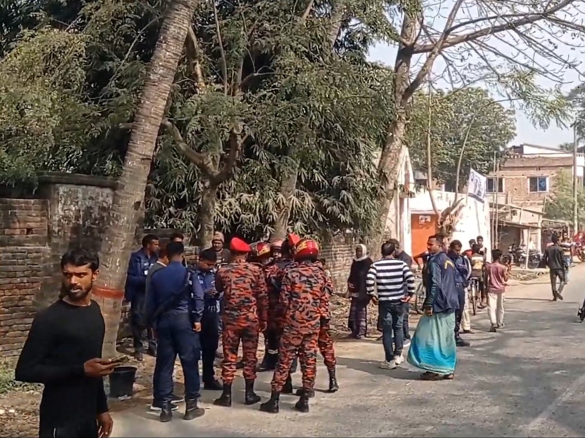 মেহেরপুরে বিএনপির নির্বাচনী ক্যাম্পের পাশ থেকে বোমাসদৃশ বস্তু উদ্ধার
​