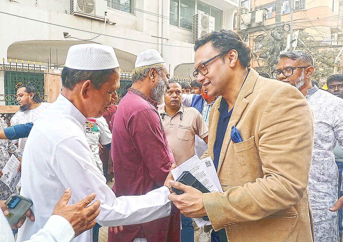 বাবার পথ ধরে ভোটের মাঠে সাঈদ, শুনছেন মানুষের কথা 